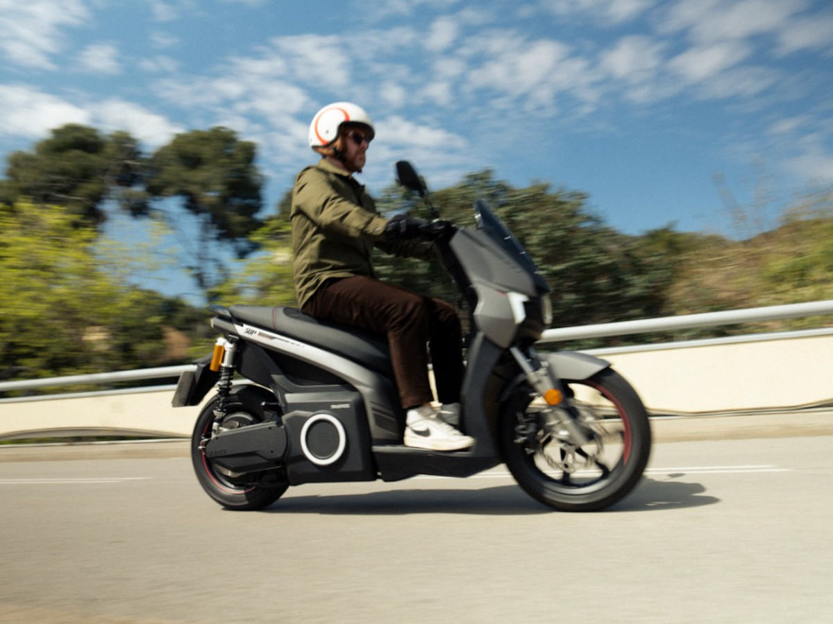 Conductor circulando con un Silence S01 por carretera.
