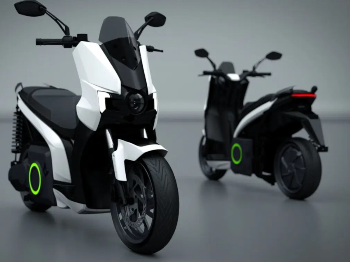 Dos scooters Silence S01 junto a un fondo neutro en estudio.