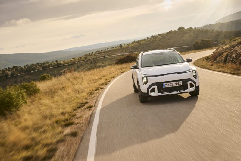 Kia Stonic 2025 facelift blanco en carretera, vista frontal con firma luminosa Star Map