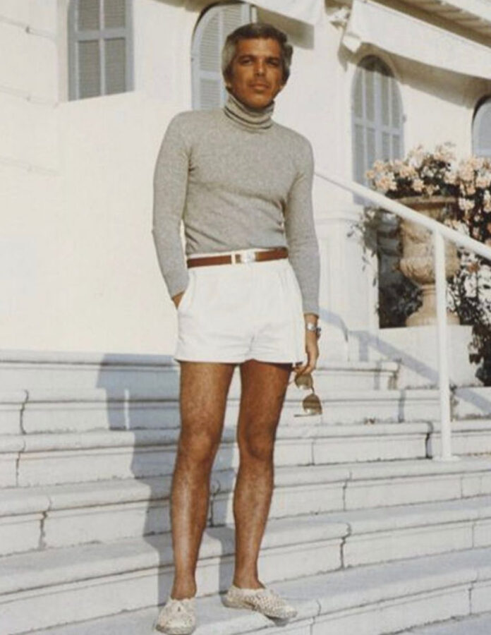 Ralph Lauren en una foto antigua vestido con unos pantalones muy cortos