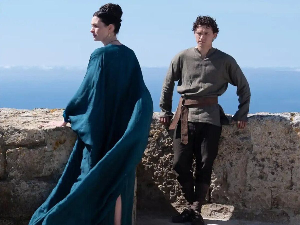 Escena de la película La Odisea Christopher Nolan, en la que se ve a Tom Holland y Anne Hathaway.