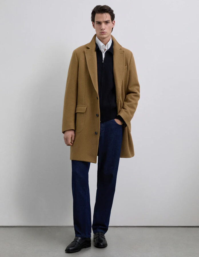 Abrigo largo camel de lana de Scalpers combinado con camisa blanca y jersey azul marino