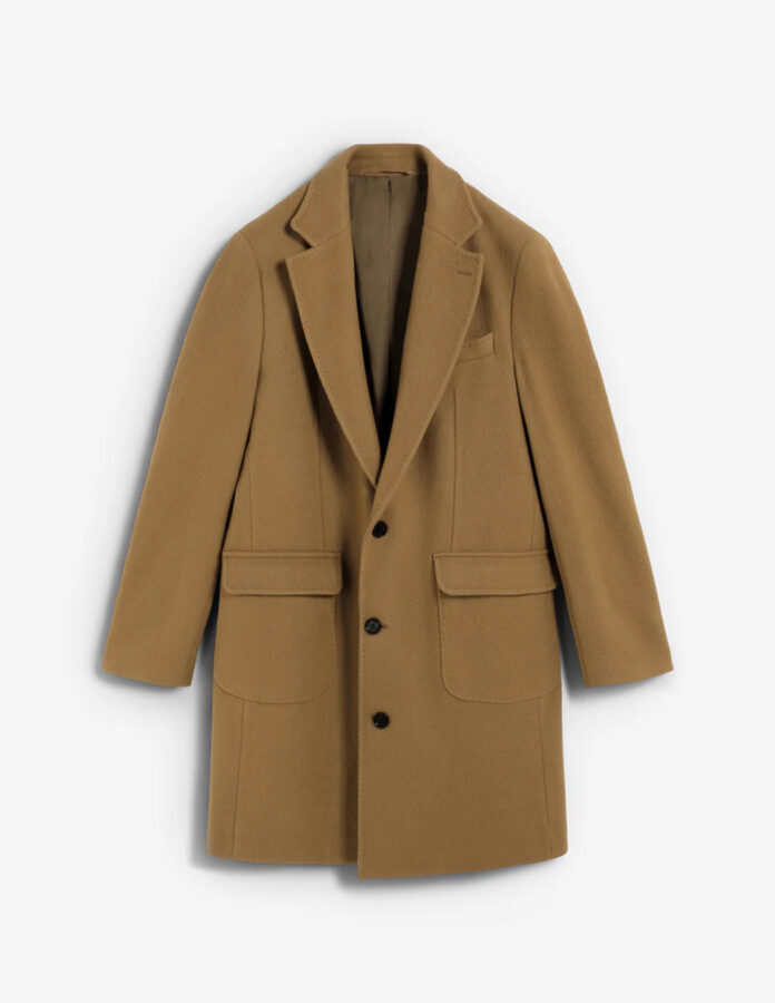 Abrigo largo camel de lana virgen de Scalpers en detalle, con solapas clásicas y bolsillos de solapa