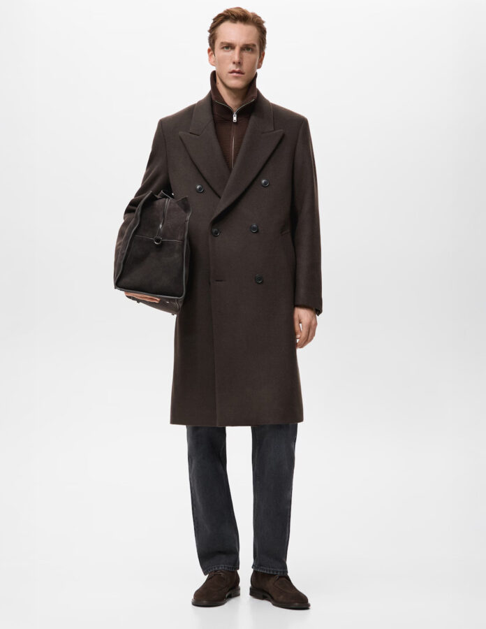 Modelo vestido con un abrigo largo de lana marrón de Mango