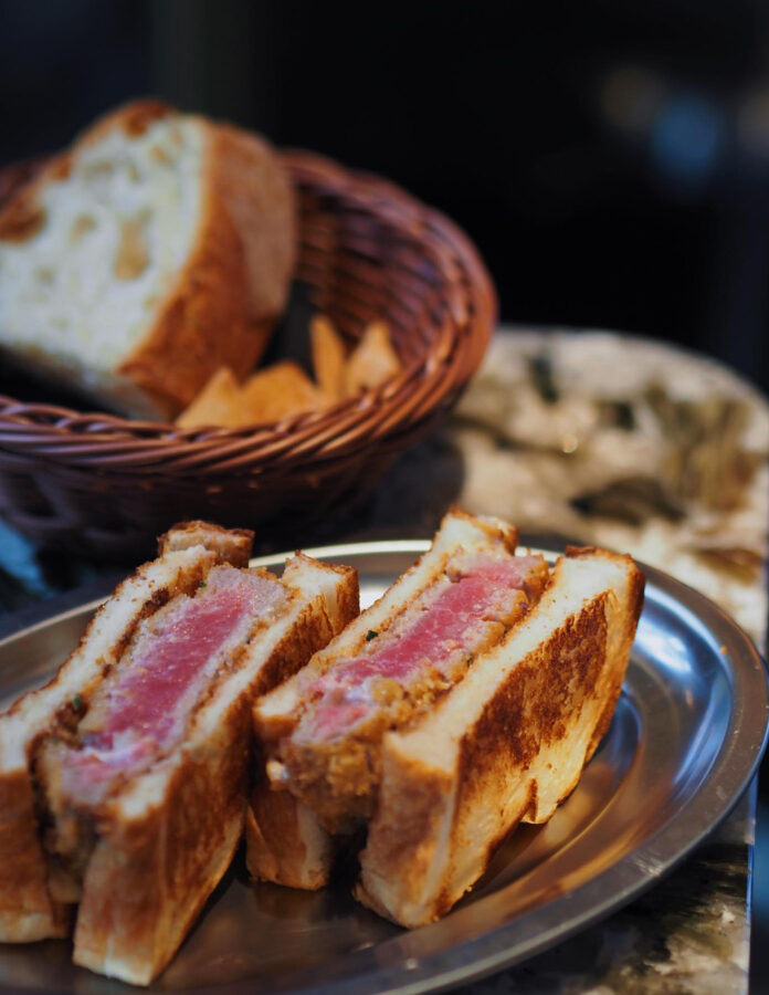 Picoteo de Casa Canito, uno de los bares de picoteo y tapas recomendados de Madrid.