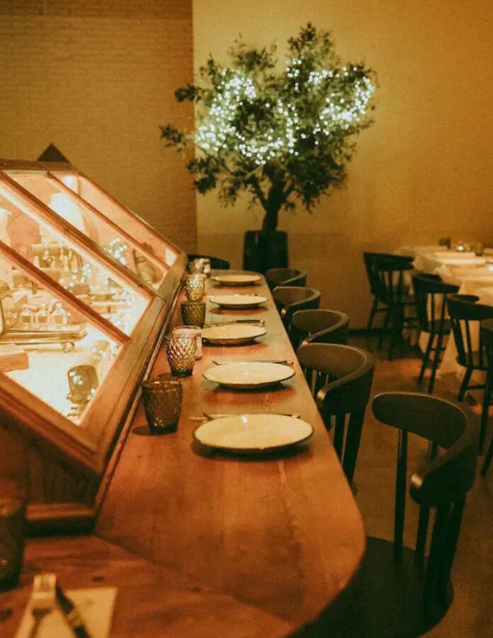 Barra del bar restaurante Parole en Ponzano, uno de los bares de picoteo y tapas recomendados de Madrid.