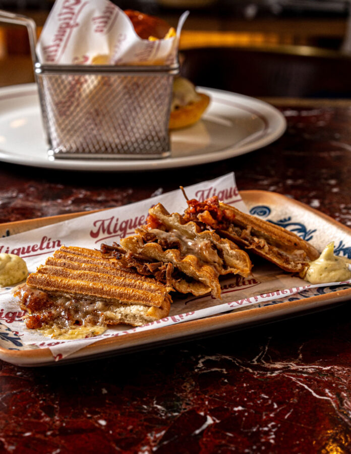 El "mollete Miguelín" de la Taberna Miguelín, uno de los bares de picoteo y tapas recomendados de Madrid.