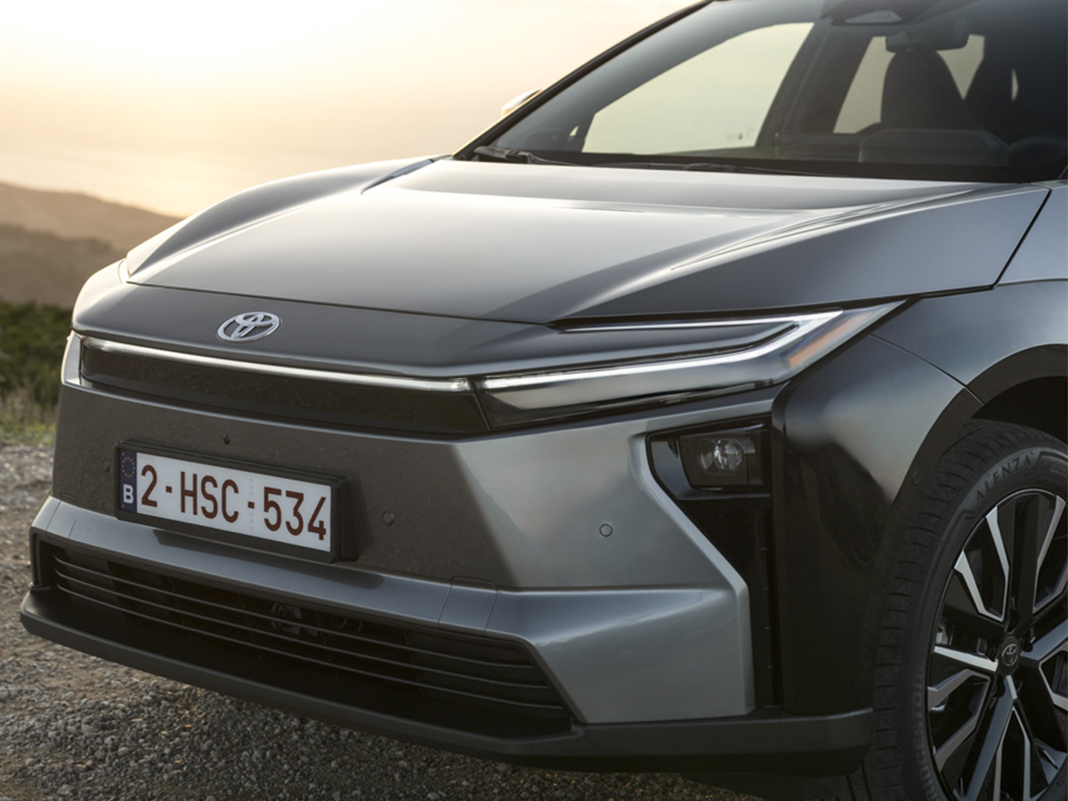 Frontal del nuevo Toyota bZ4X con sus faros LED y la parrilla cerrada característica de los eléctricos.