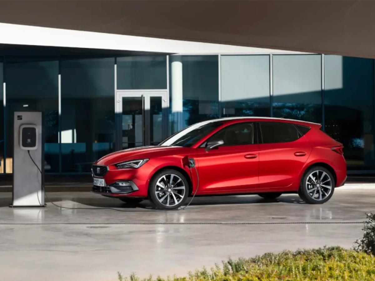 SEAT Leon e-Hybrid rojo, coche híbrido con muy buena autonomía eléctrica