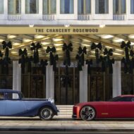 Jaguar enfrenta su modelo más aristócrata con su coche más “woke” y así ha reaccionado el mundo del motor El Jaguar SS azul, frente al nuevo Jaguar Type 00, en rojo.