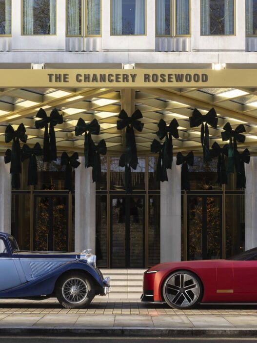 El Jaguar SS azul, frente al nuevo Jaguar Type 00, en rojo.