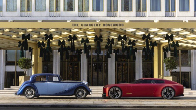 El Jaguar SS azul, frente al nuevo Jaguar Type 00, en rojo.