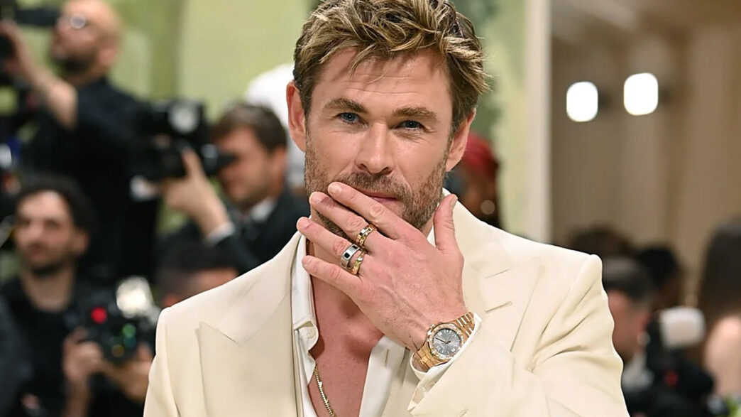 Chris Hemsworth durante la Met Gala de 2025 enseñando el reloj Chopard Alpine Eagle