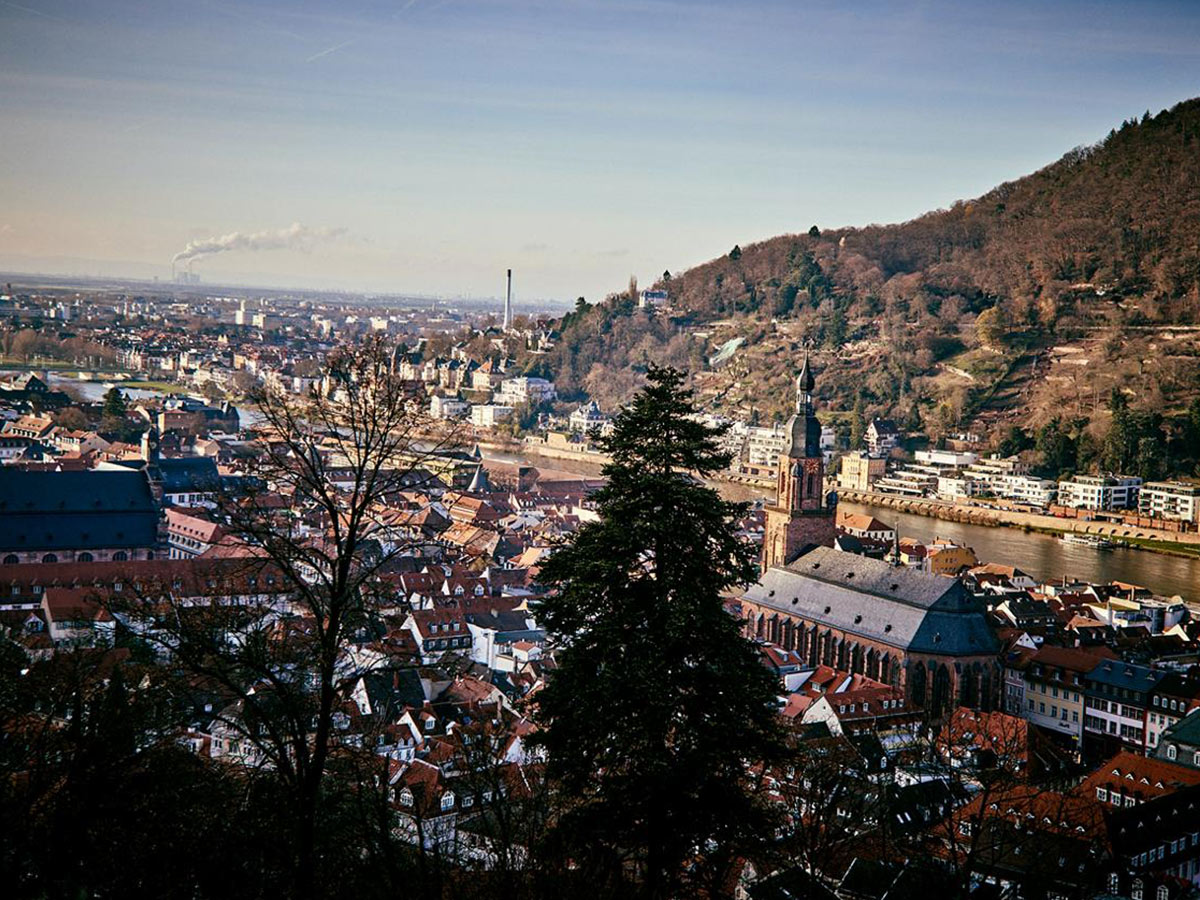 Vista panorámica de Heidelberg junto al río en invierno