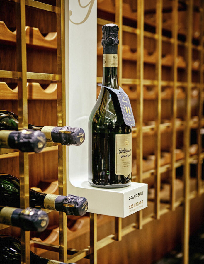 Selección de vinos europeos en la bodega del crucero Debussy