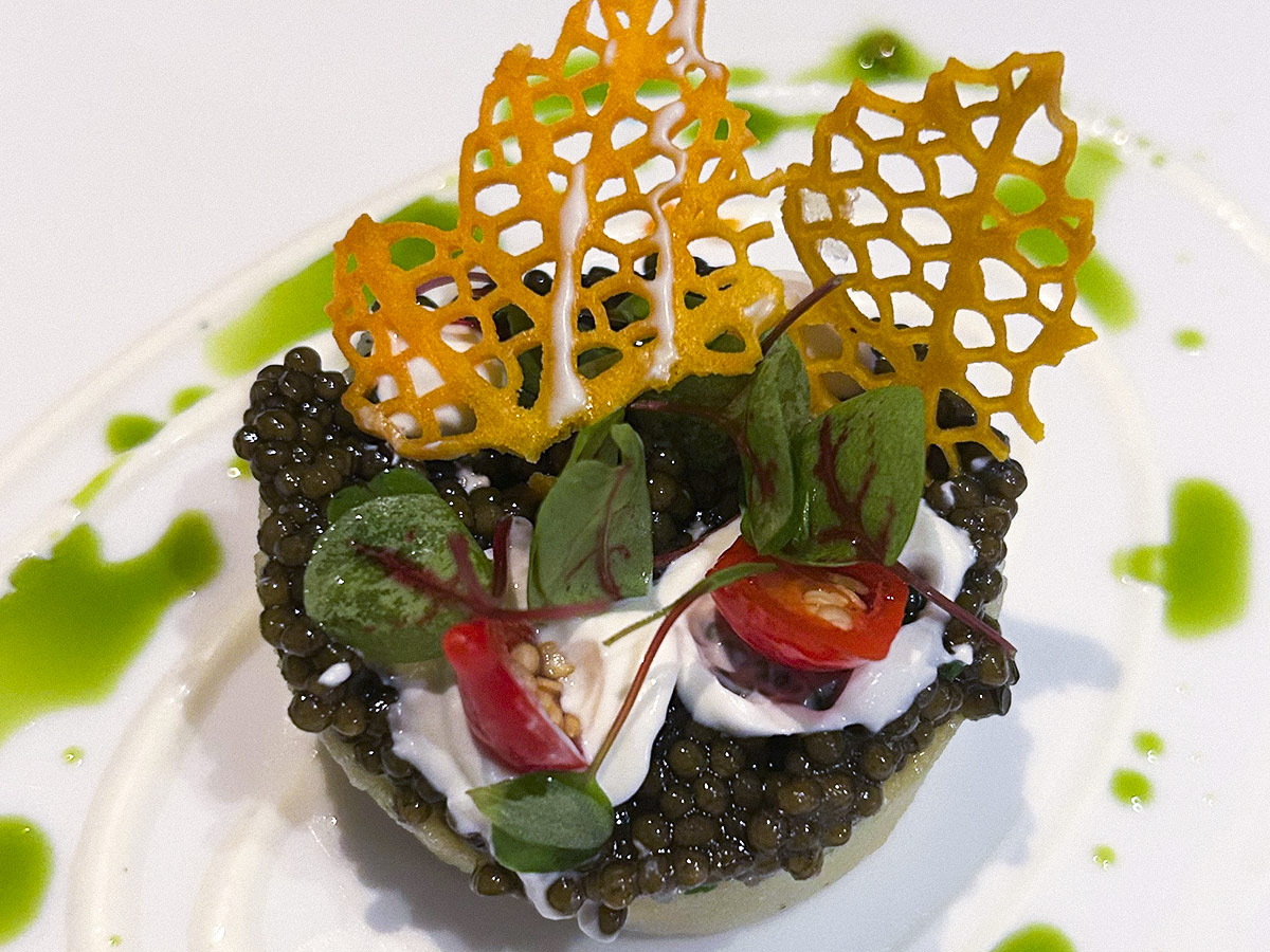 Plato de caviar servido en una de las cenas gastronómicas del Debussy