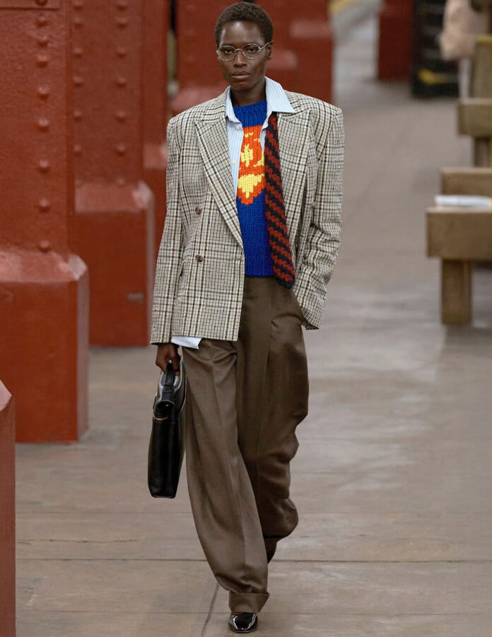 Modelo luciendo el jersey de canalé azul con el motivo de Superman en el desfile Métiers d’art 2026 de Chanel en Nueva York.