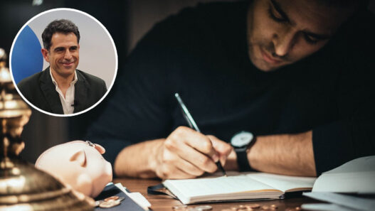 chico de unos 30 años escribiendo en un papel y arriba a la izquierda un destacado del psiquiatra Fernando Mora