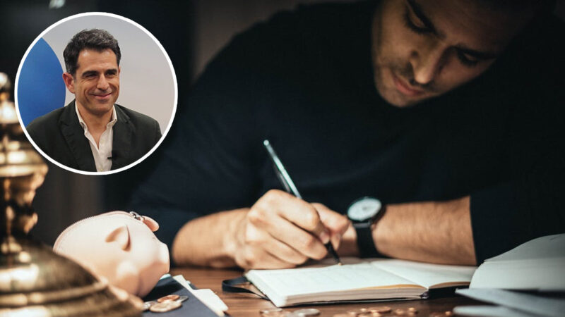 chico de unos 30 años escribiendo en un papel y arriba a la izquierda un destacado del psiquiatra Fernando Mora