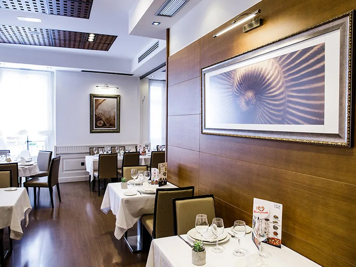 Salón comedor del restaurante Los Mellizos, en Málaga