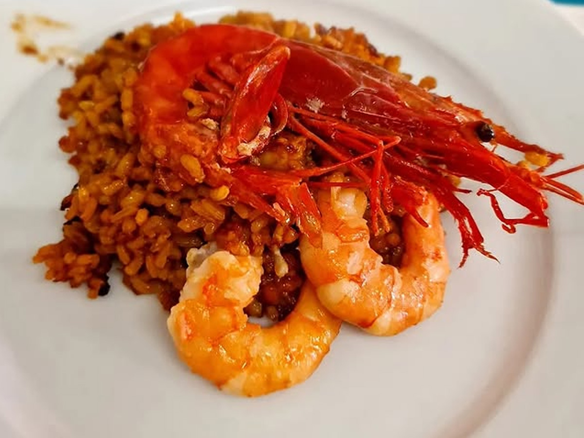 Plato de arroz del restaurante Arrozeando Pedregalejo, en Málaga.