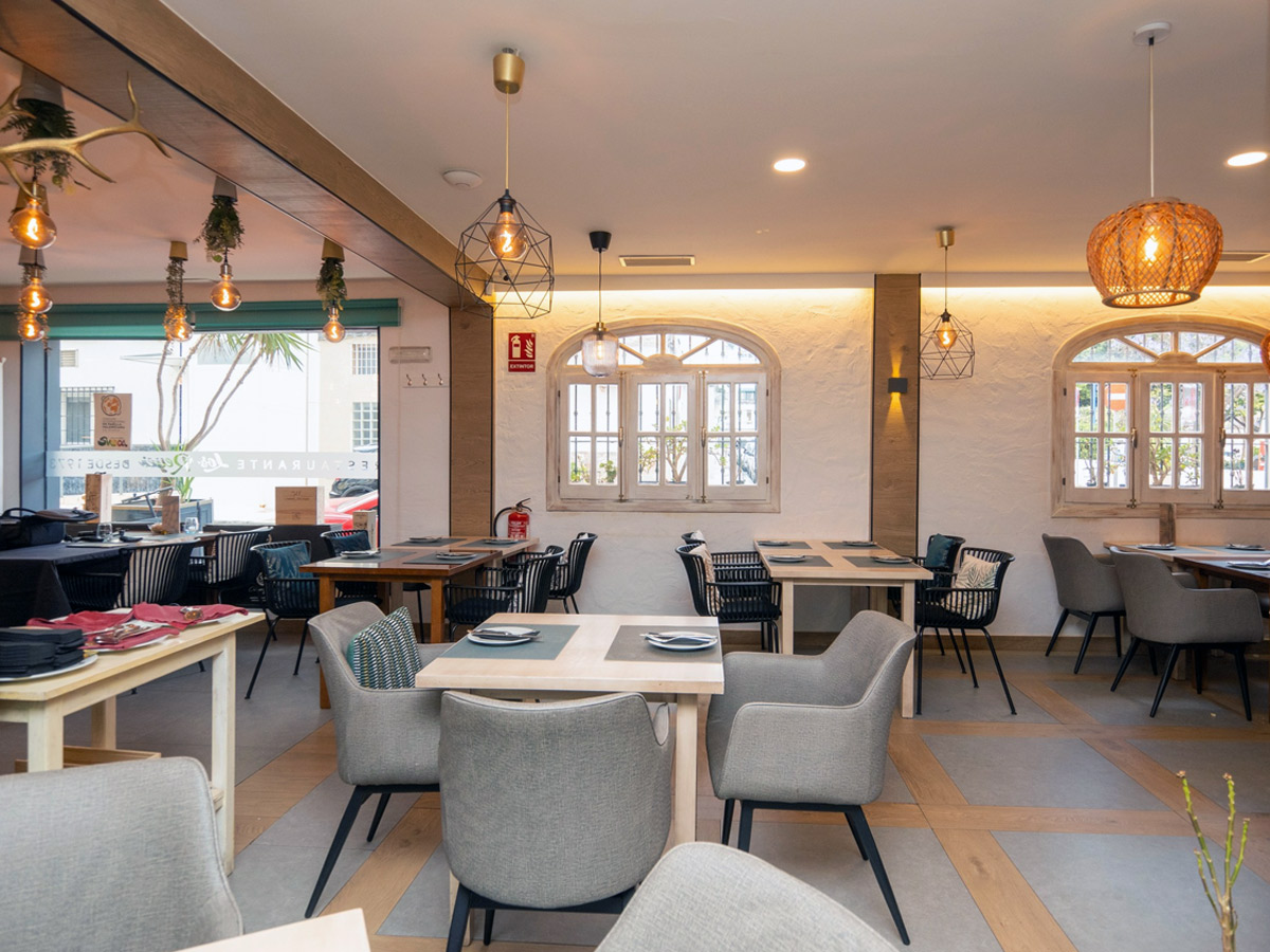 Salón comedor del restaurante Los Reyes en Málaga.