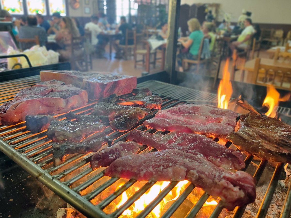 Salón comedor del restaurante restaurante de carne a la brasa El Chaparral, en Sevilla