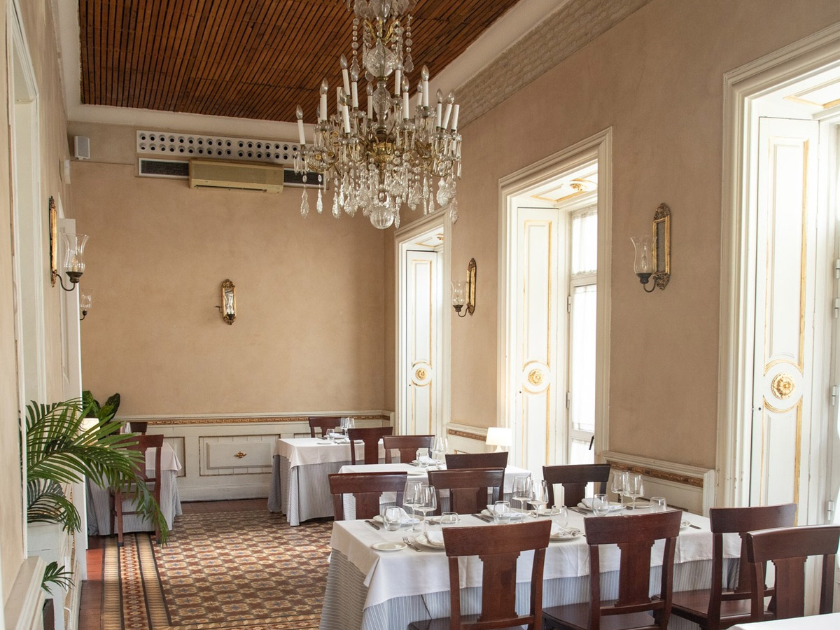 salón comedor del restaurante de carne a la brasa La Quinta Braseria, en Sevilla