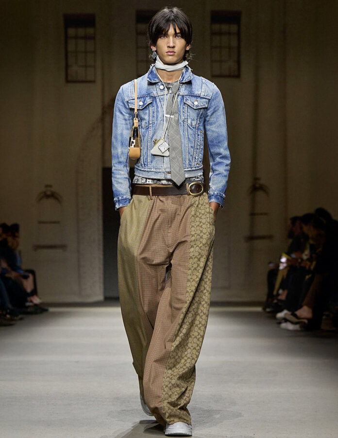 Modelo con pantalones holgados baggy en el Desfile Coach primavera verano 2026