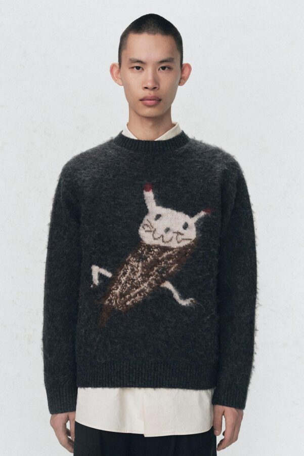 Hombre con jersey de pelo cepillado gris con dibujo intarsia de la colección Soshiotsuki x Zara, cuello redondo y manga larga