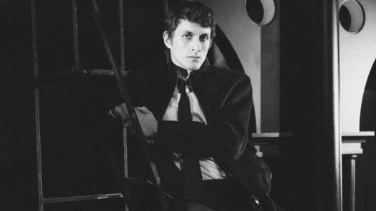 Editorial Massimo Dutti Invierno 2025 estilo músico, Inspiración look masculino estilo músico en blanco y negro para otoño invierno