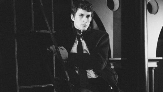 Editorial Massimo Dutti Invierno 2025 estilo músico, Inspiración look masculino estilo músico en blanco y negro para otoño invierno