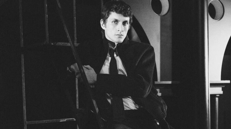 Editorial Massimo Dutti Invierno 2025 estilo músico, Inspiración look masculino estilo músico en blanco y negro para otoño invierno