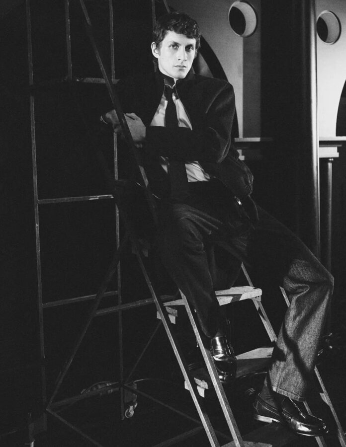 Look completo Massimo Dutti invierno con cazadora marrón, camisa blanca y vaqueros oscuros