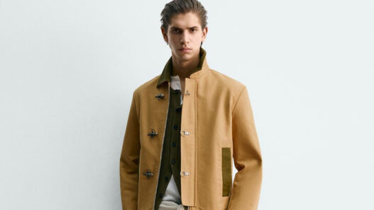 Look completo de Zara con cazadora de alamares mostaza y pantalón de pana marrón