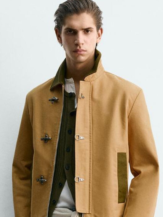 Look completo de Zara con cazadora de alamares mostaza y pantalón de pana marrón