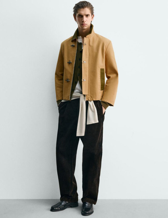 Look masculino de Zara con cazadora mostaza, capas de punto y pantalón de pana relaxed