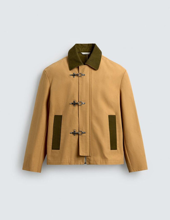 Cazadora de alamares cuello contraste en color mostaza de Zara