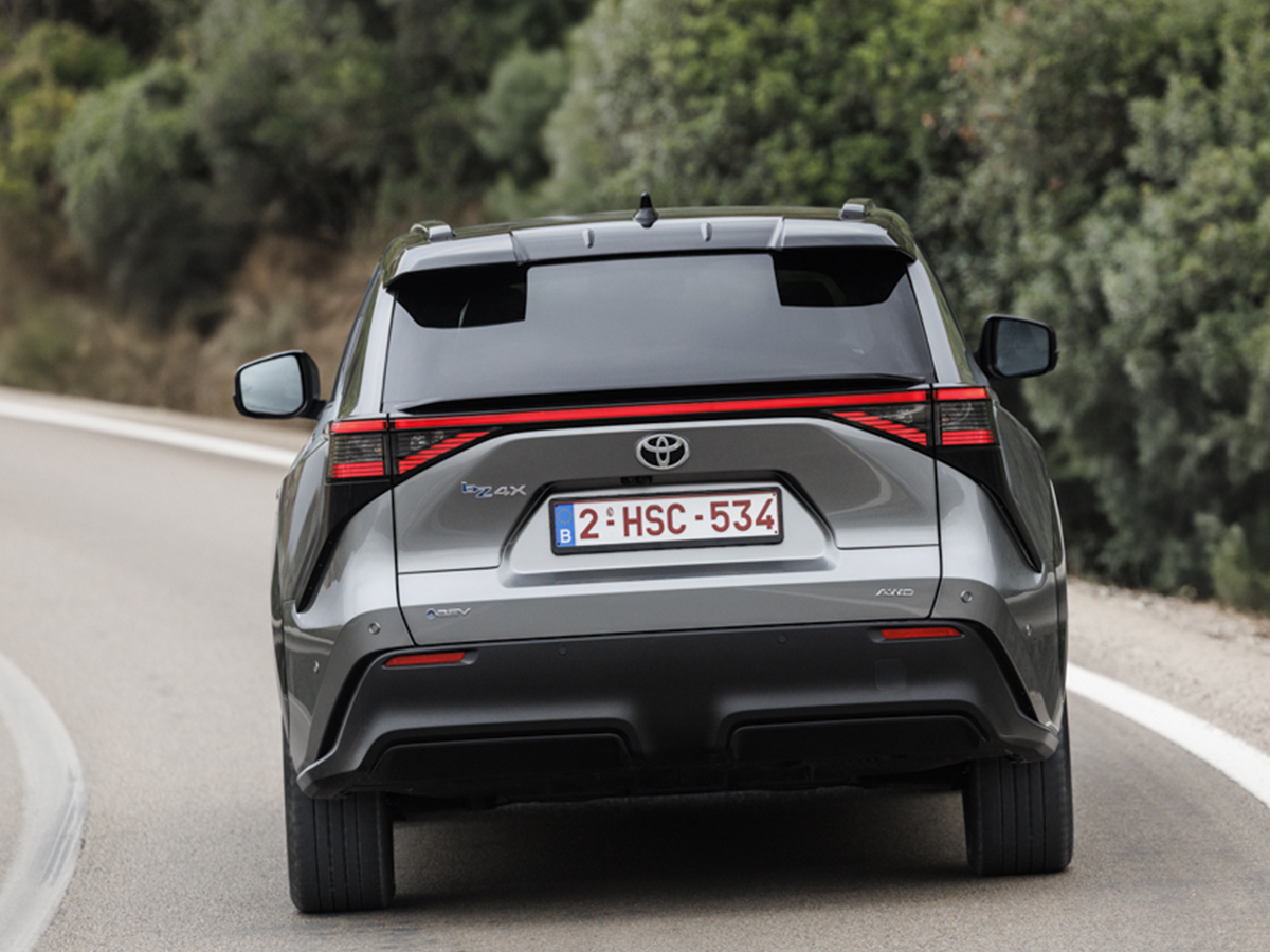 Vista trasera del Toyota bZ4X 2026 con pilotos unidos y carrocería bitono.