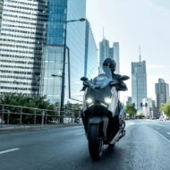 Ni Piaggio, ni Aprilia: estas son las 5 scooters con la mejor relación calidad-precio del mercado en 2025 hombre circulando por la ciudad en una scooter, imagen destacada de un artículo sobre las mejores scooter relación calidad-precio del mercado