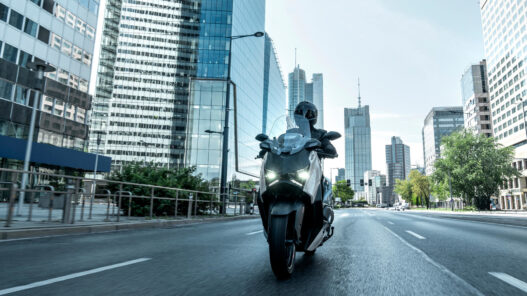 hombre circulando por la ciudad en una scooter, imagen destacada de un artículo sobre las mejores scooter relación calidad-precio del mercado