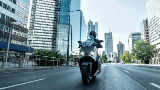 hombre circulando por la ciudad en una scooter, imagen destacada de un artículo sobre las mejores scooter relación calidad-precio del mercado