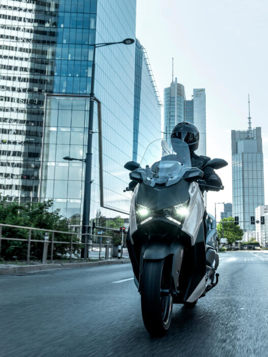 hombre circulando por la ciudad en una scooter, imagen destacada de un artículo sobre las mejores scooter relación calidad-precio del mercado