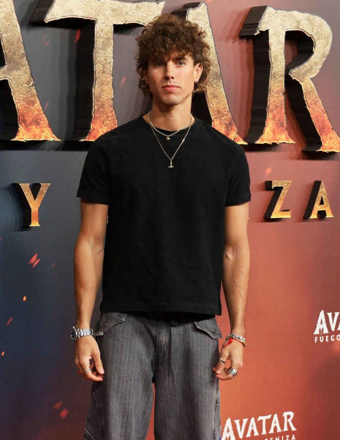 El actor Mike Gallardo posa en el photocall de la presentación de la película Avatar: Fuego y Ceniza, en Madrid, diciembre de 2025