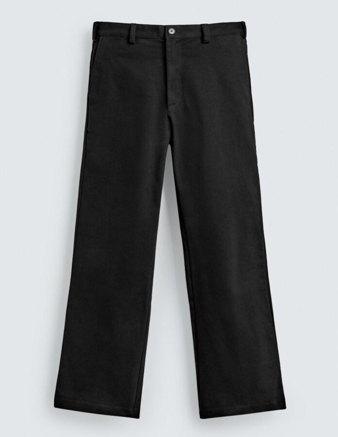 Pantalón negro flare fit twill de Zara para hombre visto en plano