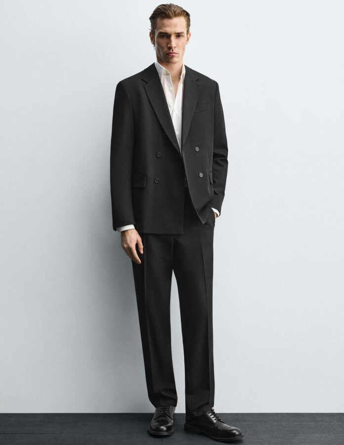 Look completo con pantalón negro de traje confort con pliegues de Zara para hombre