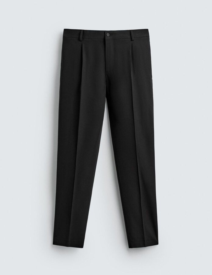 Pantalón negro de traje confort con pliegues de Zara para hombre en vista frontal