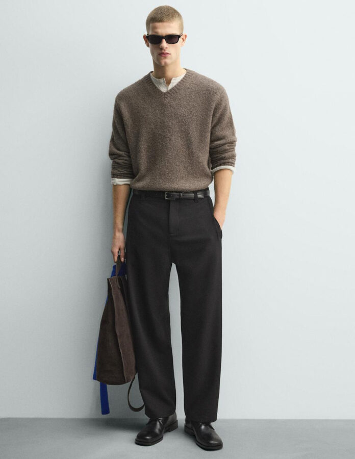 Look completo con pantalón negro pliegues relaxed fit de Zara para hombre