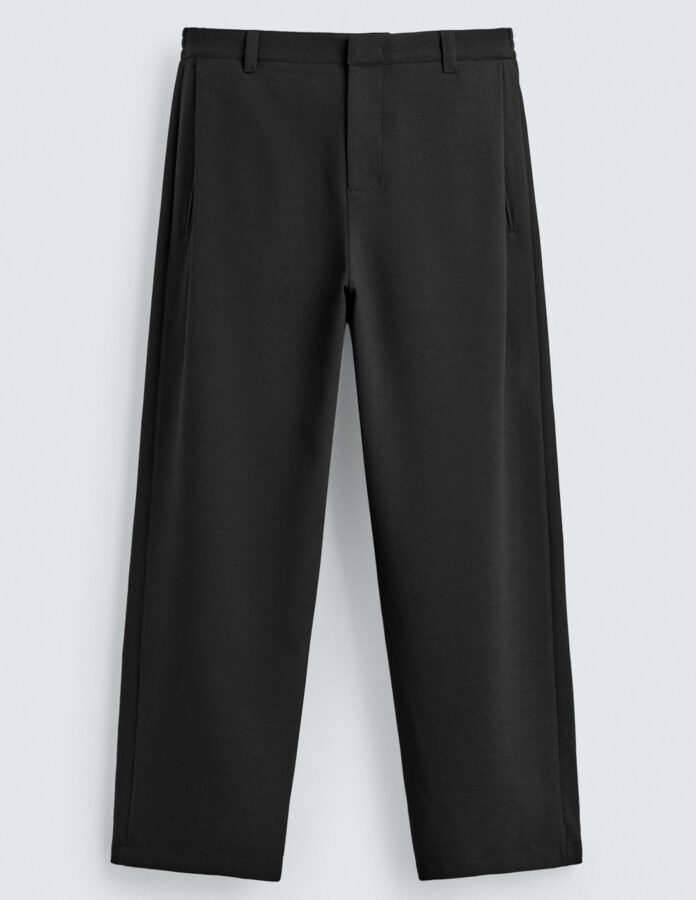 Pantalón negro con pliegues relaxed fit de Zara para hombre en vista frontal