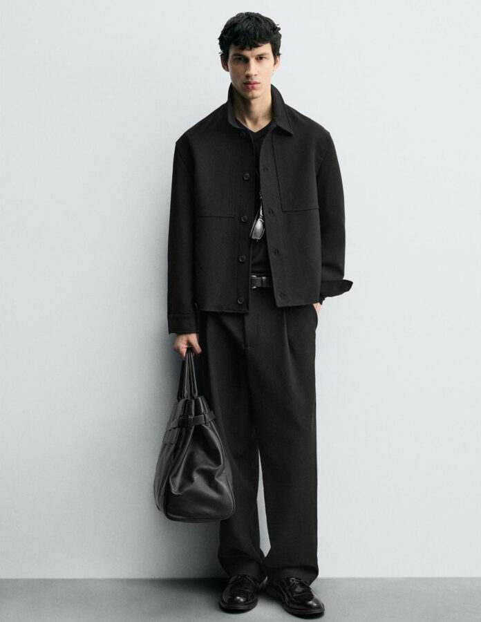 Look completo con pantalón negro relaxed fit con pliegues de Zara para hombre 2026